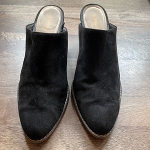 This a a used Old Navy wedge shoe still good used condition.